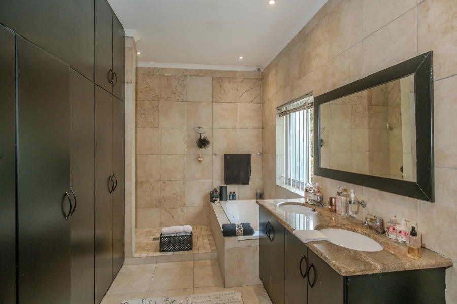 5 Bedroom Property for Sale in Misty Cliffs Western Cape